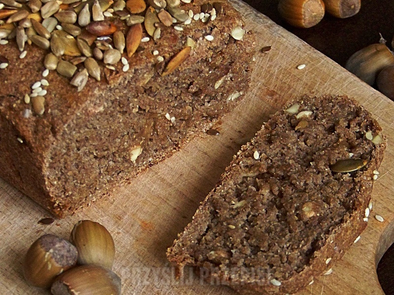 Chleb razowy z suszonymi figami z orzechami laskowymi i cynamonem
