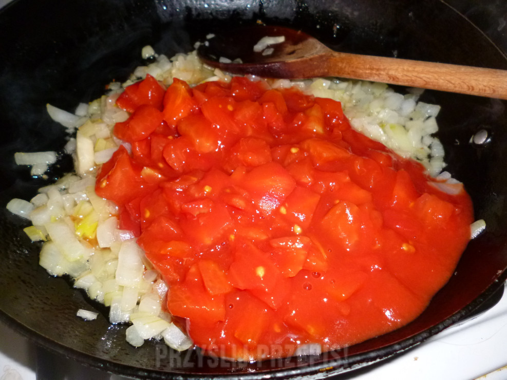 Placki z pęczaku z papryką i sosem pomidorowym