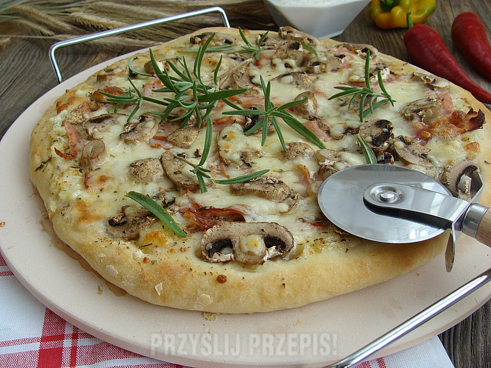 Pizza czosnkowo-pieczarkowa z mozzarellą