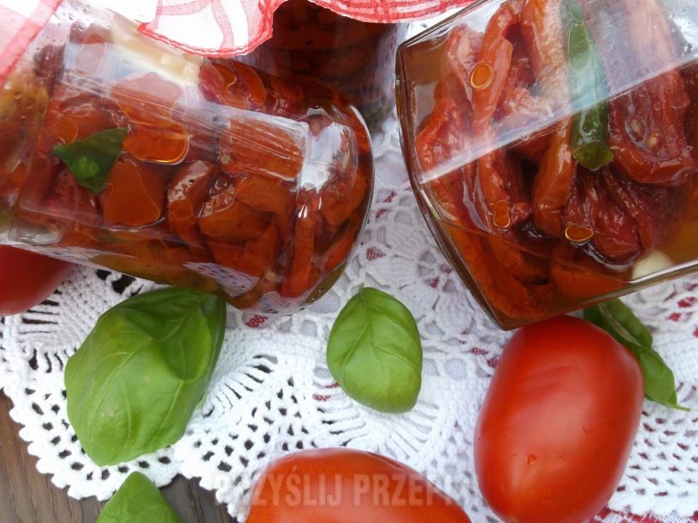 Pyszne suszone pomidory w oliwie.