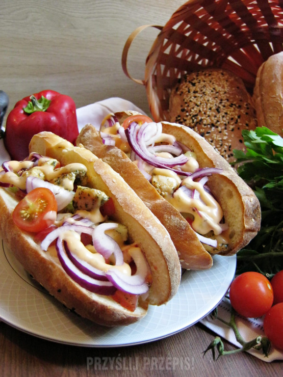 Hot – dogi z kurczakiem marynowanym w białym pieprzu i chilli