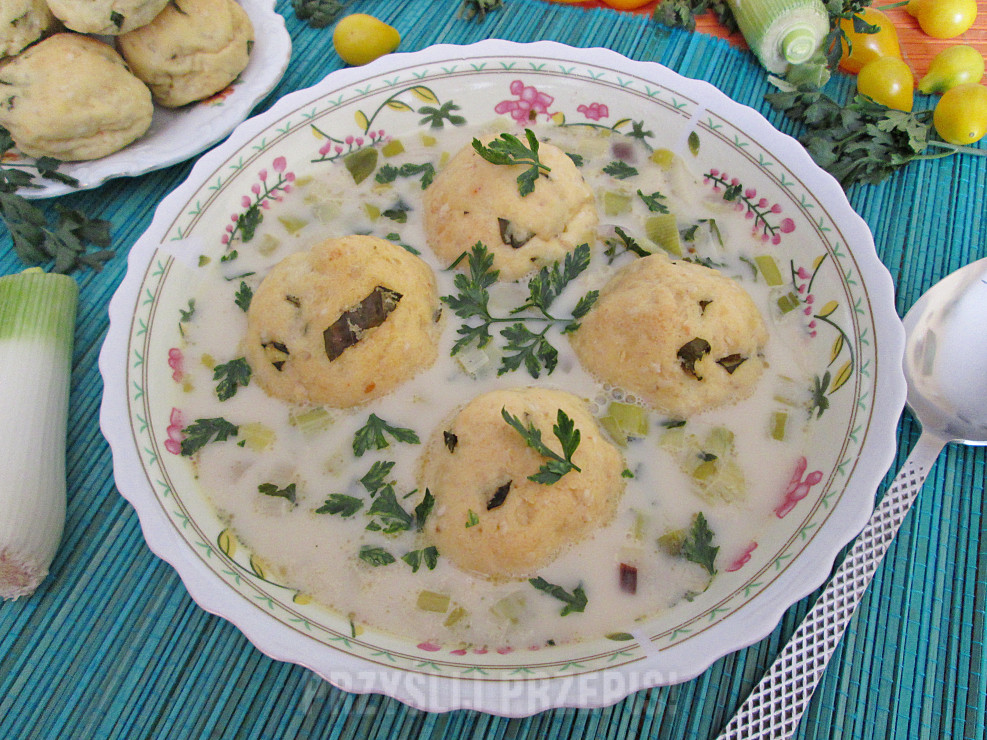 Zupa porowo-pietruszkowa na mleku zagęszczonym  z ziemniaczanym ciastkiem