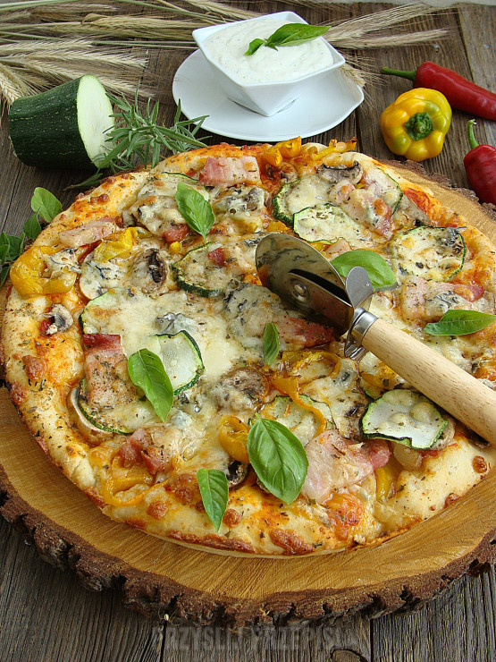Pizza z boczkiem, papryk, cukinią pieczarkami i serem pleśniowym