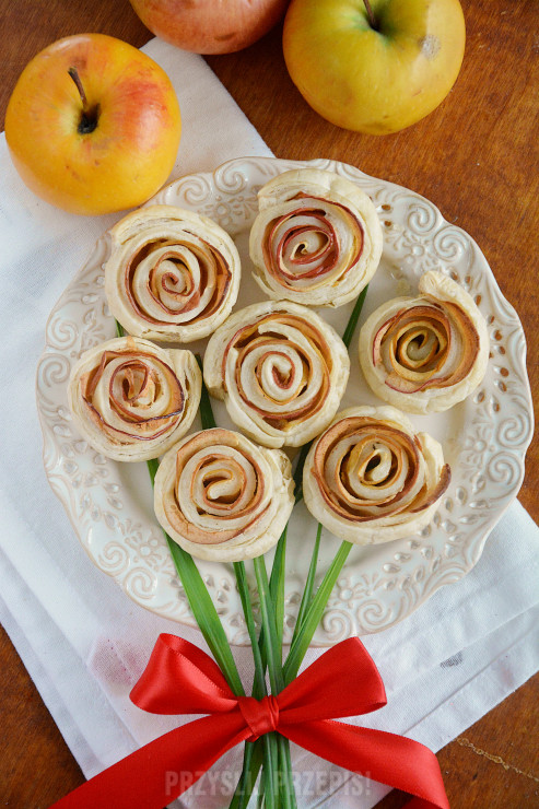 Róże z ciasta francuskiego z jabłkami
