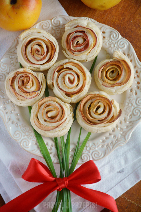 Róże z ciasta francuskiego z jabłkami