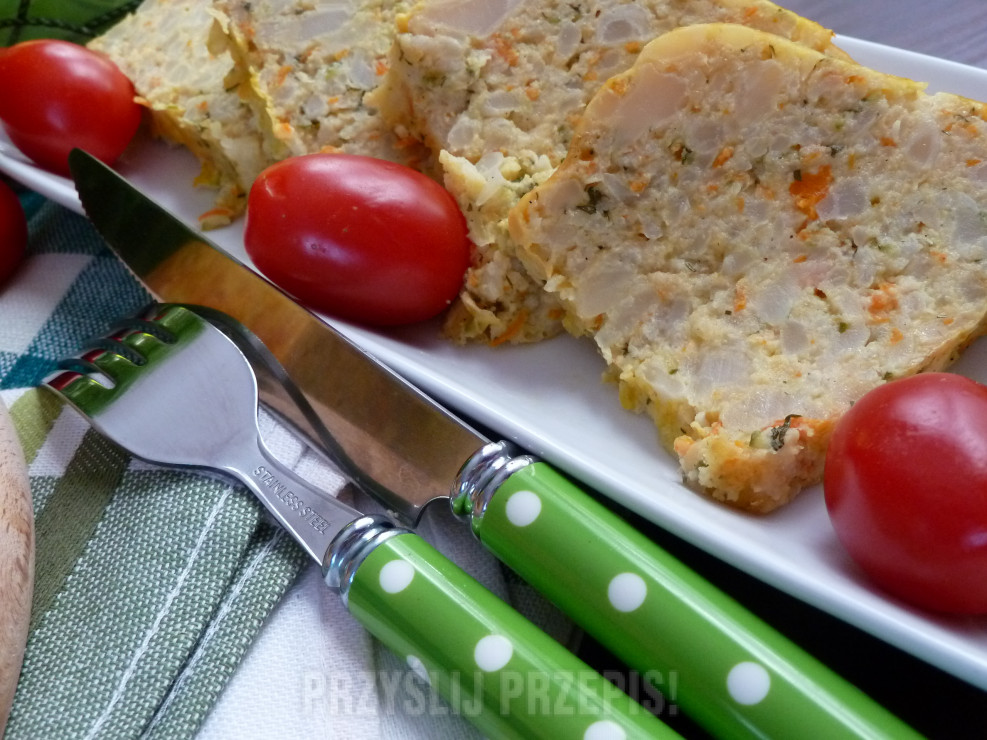 Babka kalafiorowo-serowa z marchewką, ogórkiem kiszonym i koperkiem