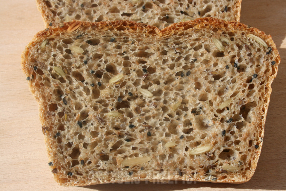 Chleb na zakwasie żytnim z ziarnami i czarnuszką