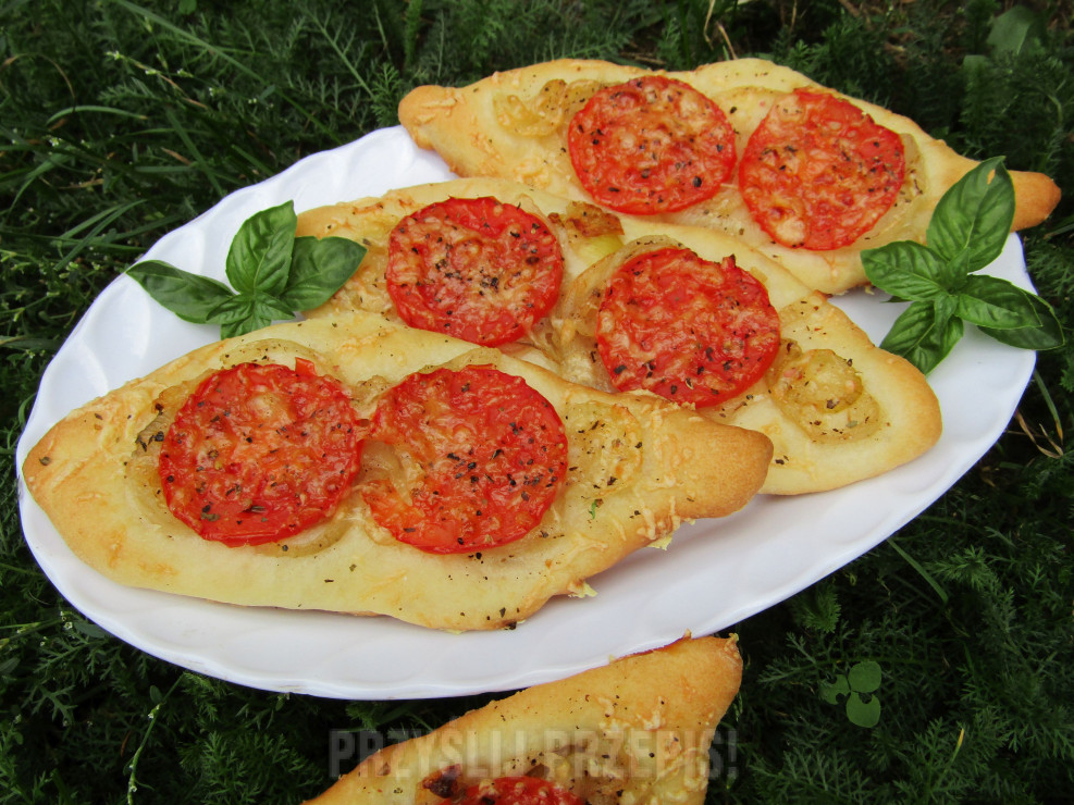 Pizzeriny łódki z pomidorami i bazylią