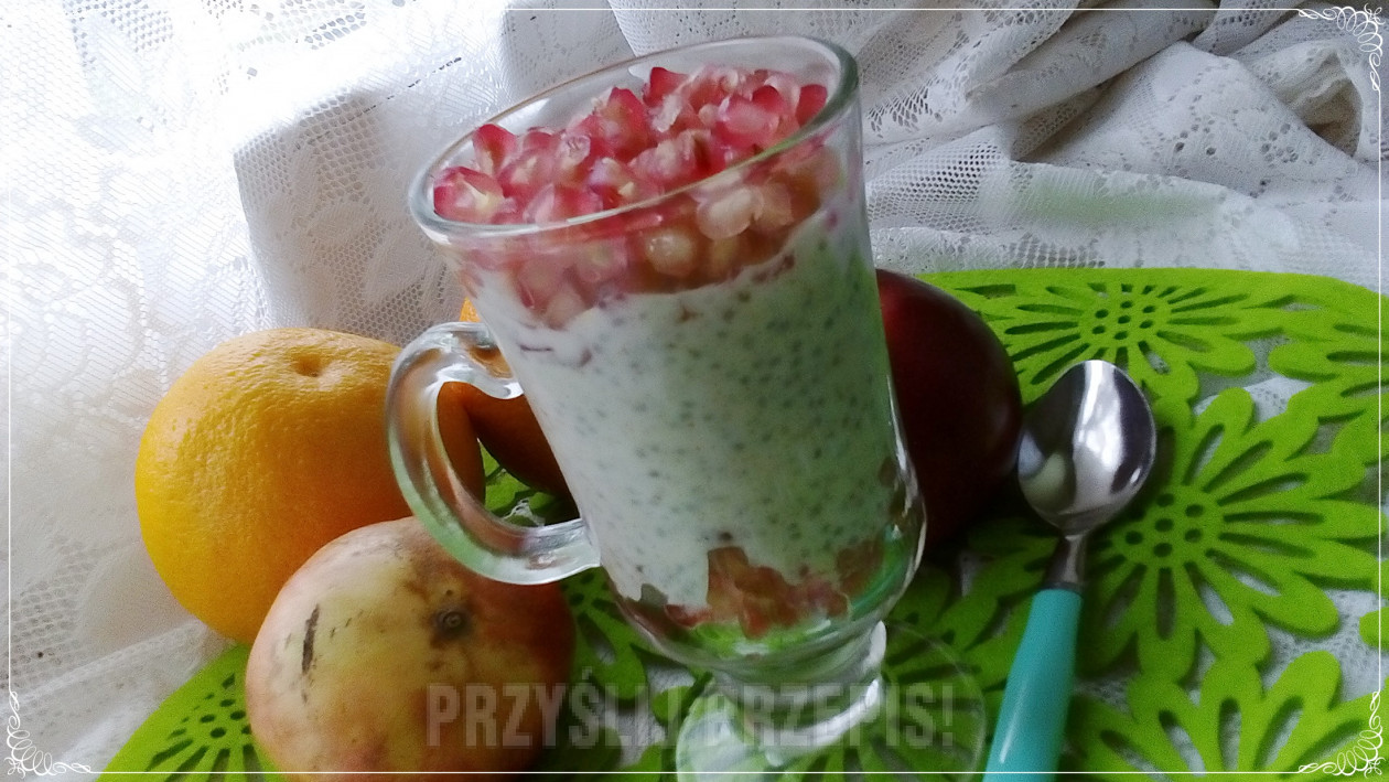 Cynamonowy pudding z chia i granatem
