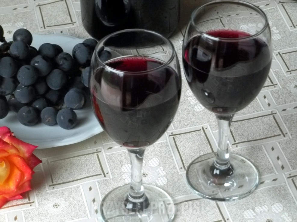 Wino z ciemnych winogron