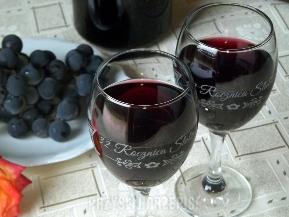 Wino z ciemnych winogron