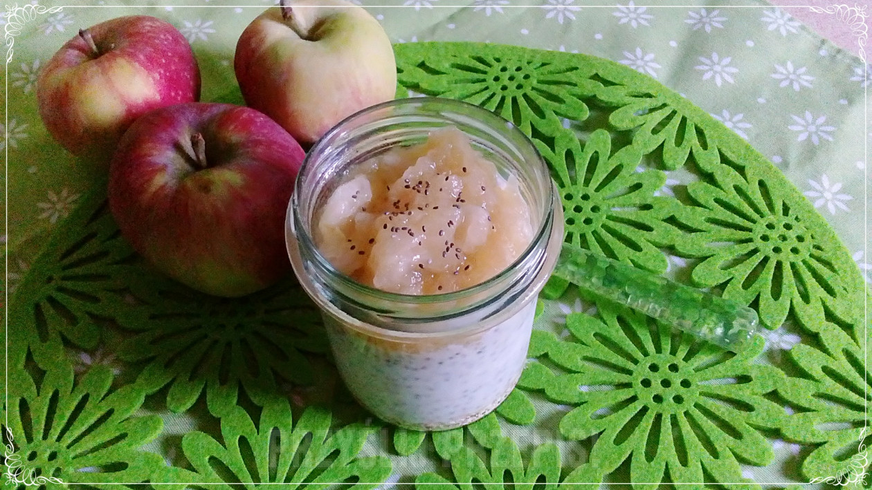 Jogurtowa pokusa z chia i prażonym jabłkiem
