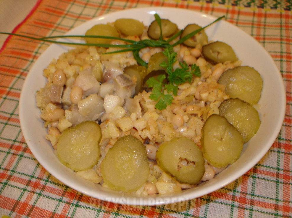 Sałatka śledziowa z ziemniakami i białą fasolą