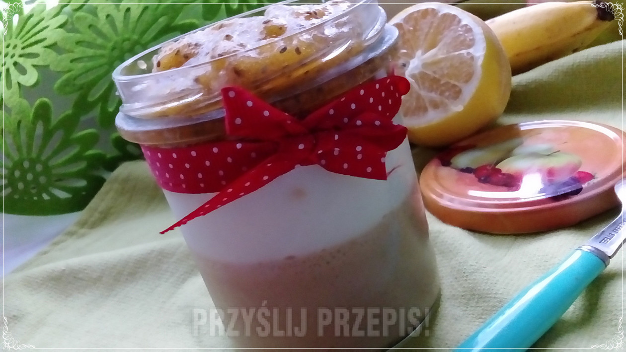 Słoikowy dwukolorowy jogurtowiec z persymoną i chia