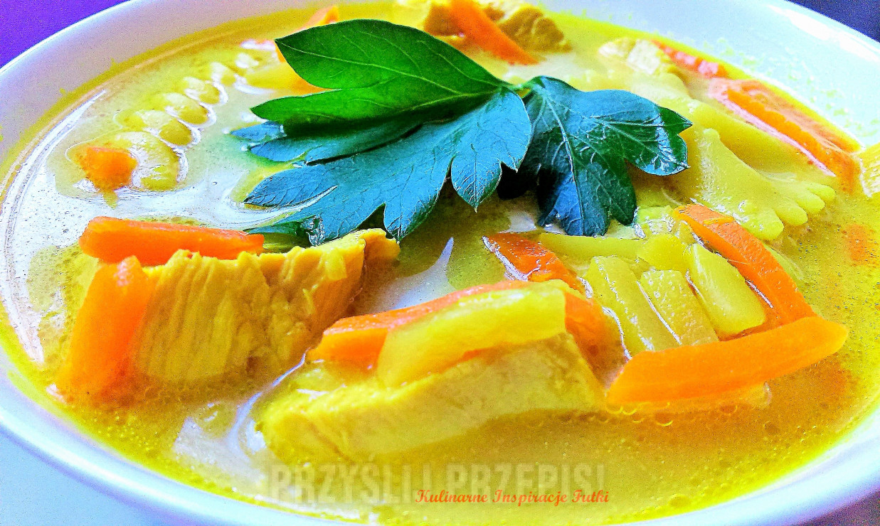 Zupa curry z kurczakiem i makaronem

