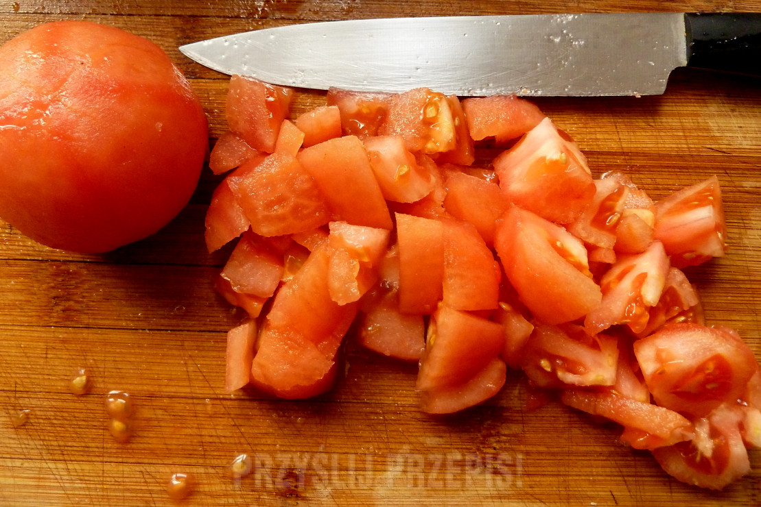 Sparzone pomidory kroimy w kostkę