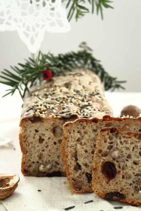 Chleb świąteczny z żurawiną i orzechami włoskimi