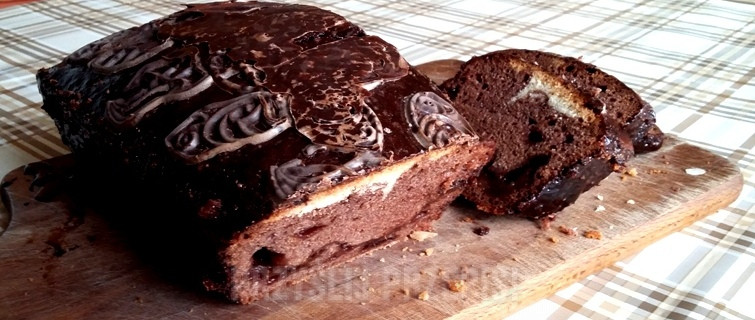 Kakaowe ciasto z dżemem śliwkowym i czekoladą