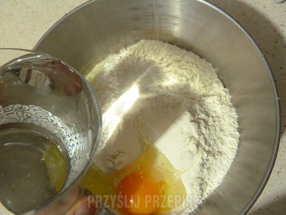Do mąki dodajemy jajka, szczyptę soli i ciepłą wodę.