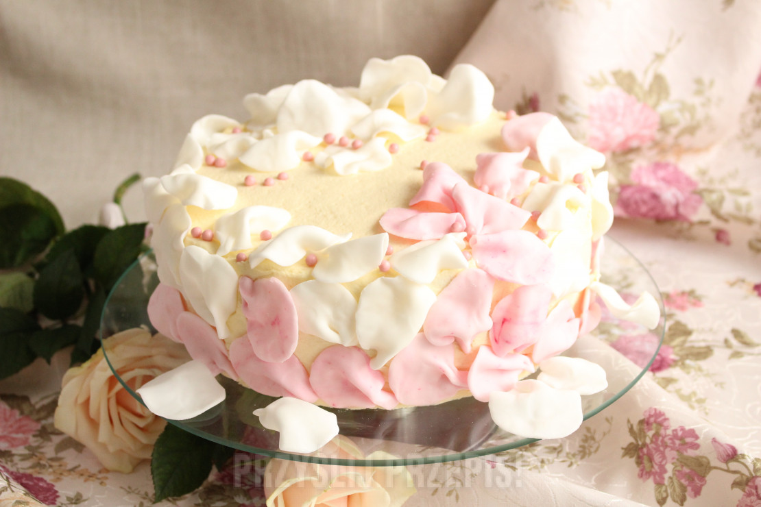 Tort wiśniowy z cukrowymi płatkami róży