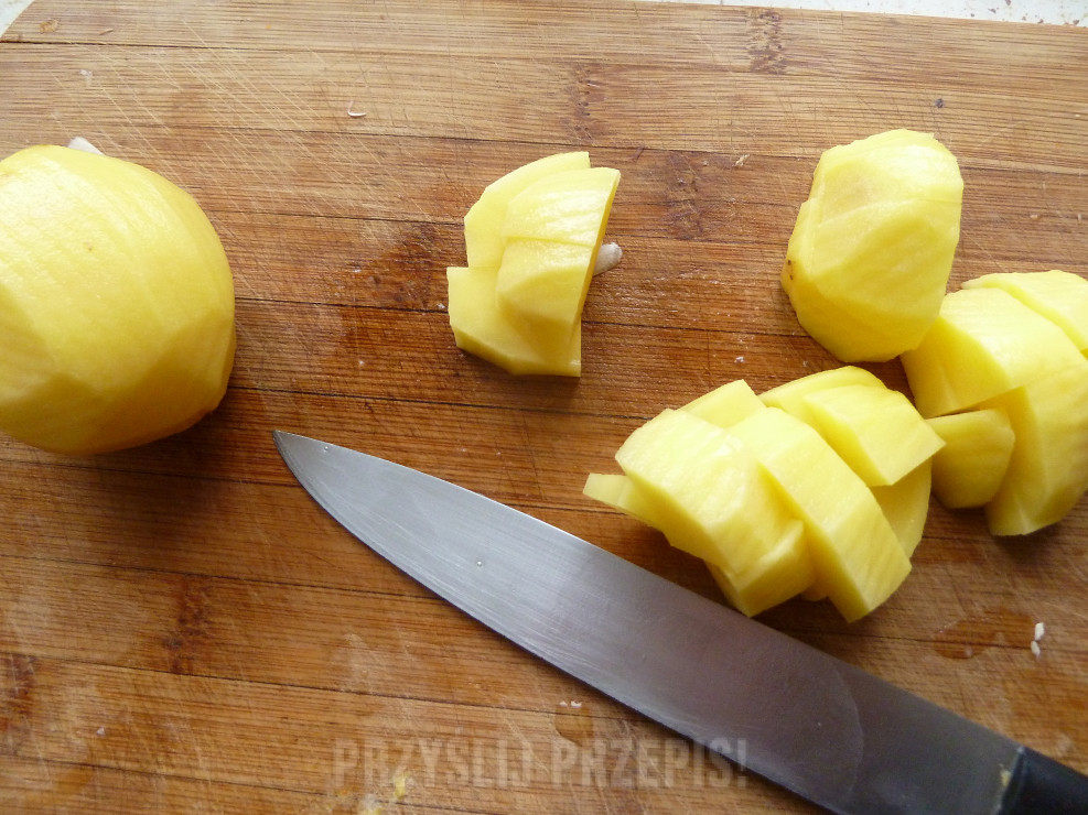 Obrane ziemniaki kroimy w kostkę