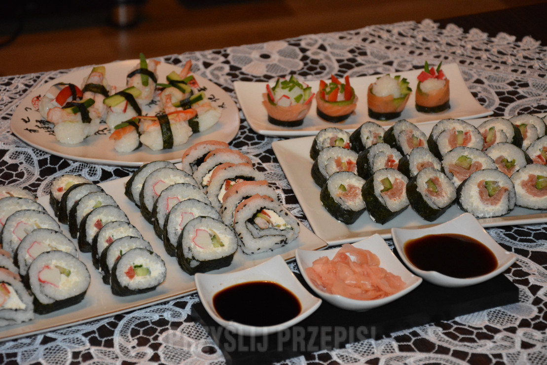 Sushi uramaki z krewetkami i łososiem