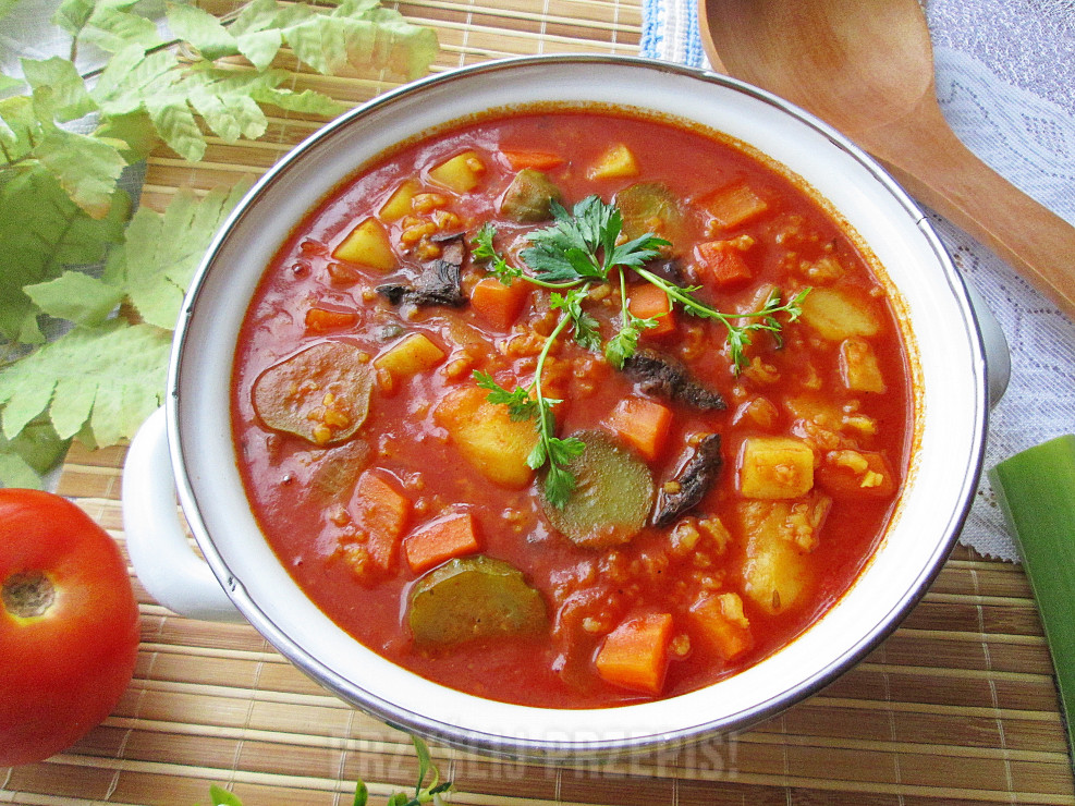 Zupa pomidorowa z korniszonem i suszonymi grzybami