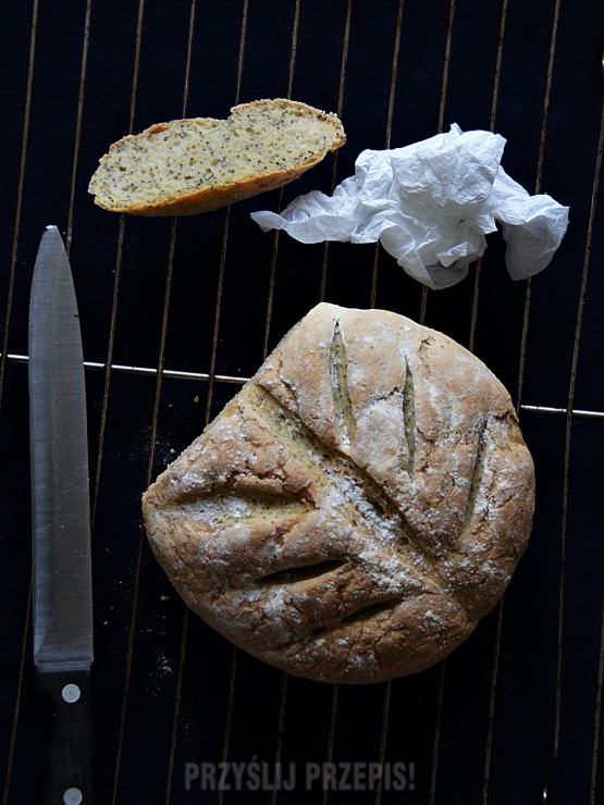 Pszenno-kukurydziany chleb z makiem
