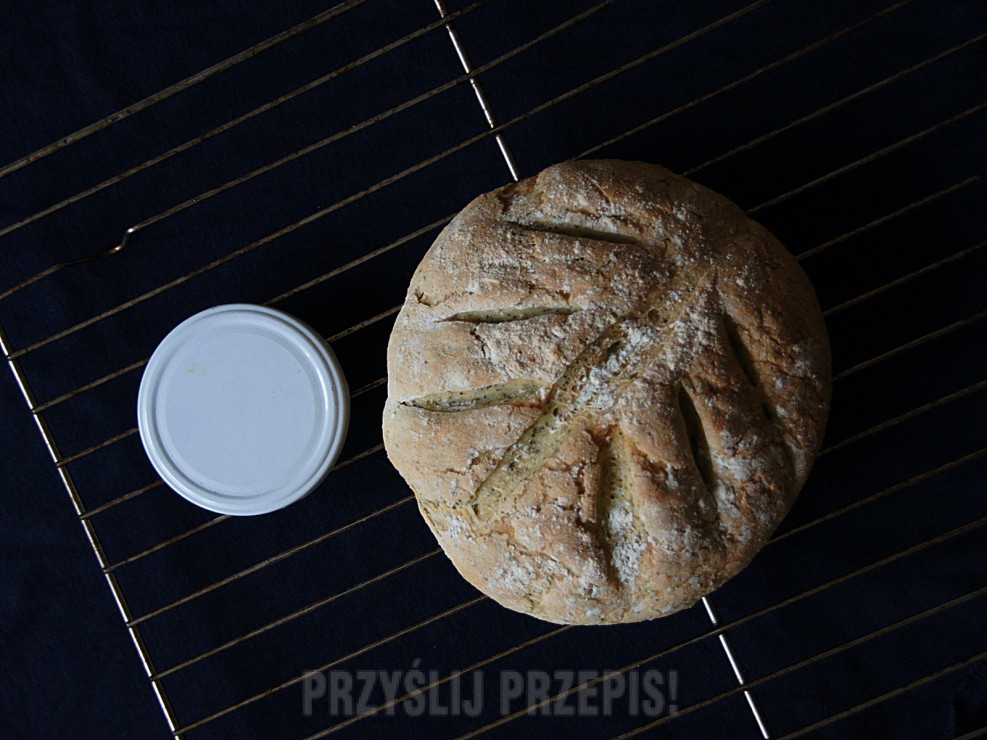 Pszenno-kukurydziany chleb z makiem