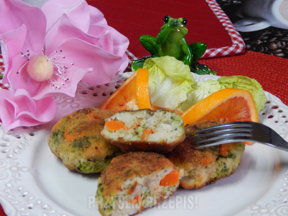Rybne kotlety z marchewką i brokułem 