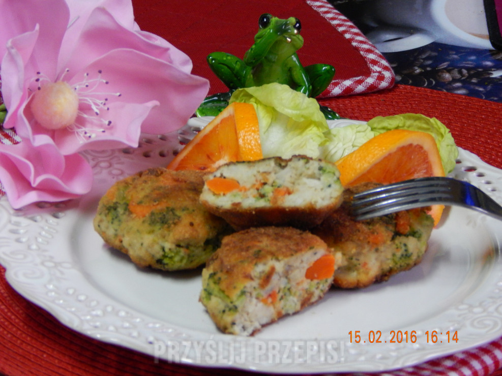 Rybne kotlety z marchewką i brokułem 