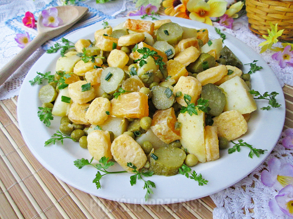 Sałatka ziemniaczana z rumianym serem