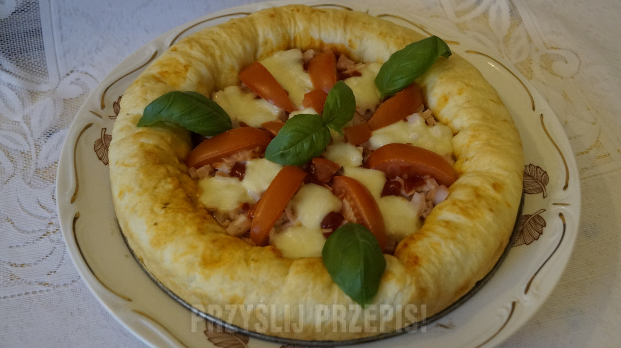 Puszysta pizza z mozzarellą