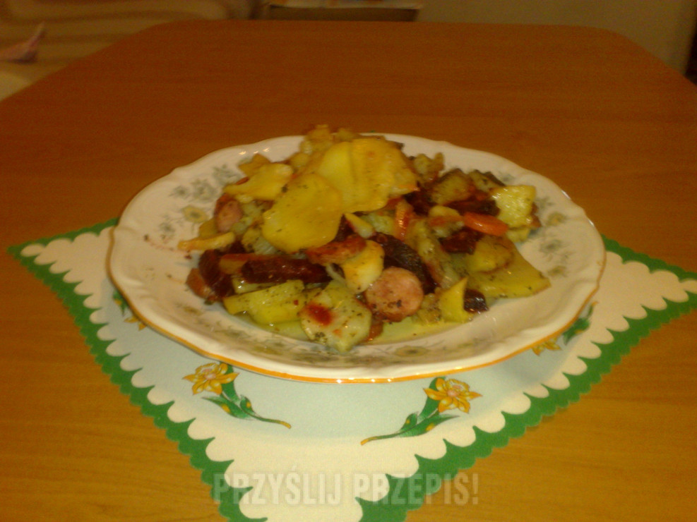 Zapiekanka z ziemniaków,warzyw i szynki,widok z przodu