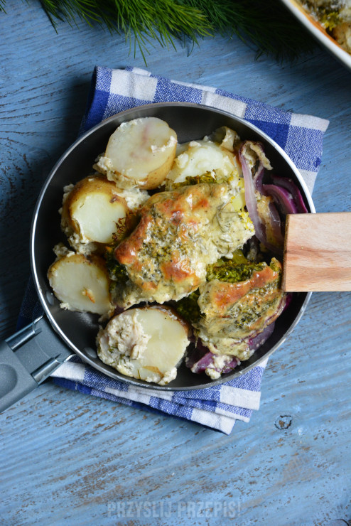 Zapiekanka z młodych ziemniaków z brokułem , czerwoną cebulą i sosem śmietanowo-koperkowym
