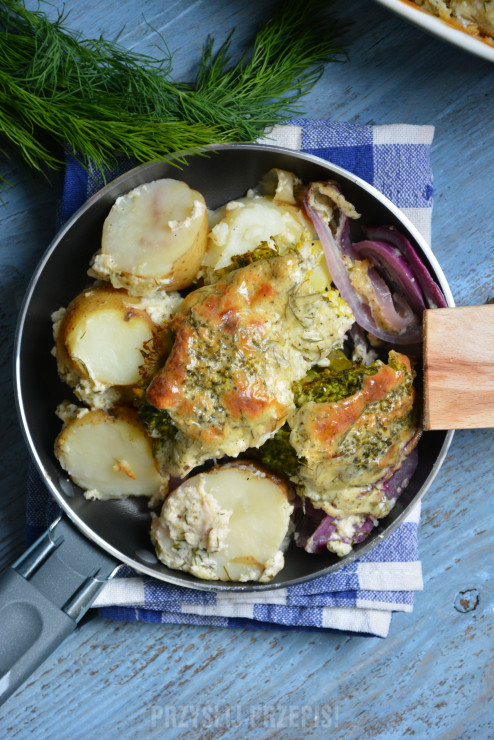 Zapiekanka z młodych ziemniaków z brokułem , czerwoną cebulą i sosem śmietanowo-koperkowym