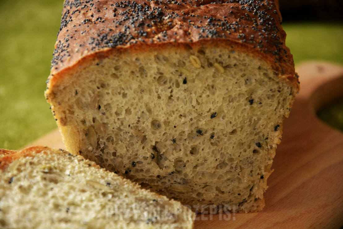 Chleb z czarnuszką i nasionami chia