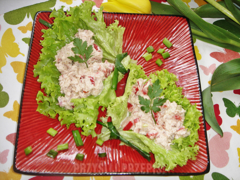 pasta z tuńczyka i warzyw w sałacie