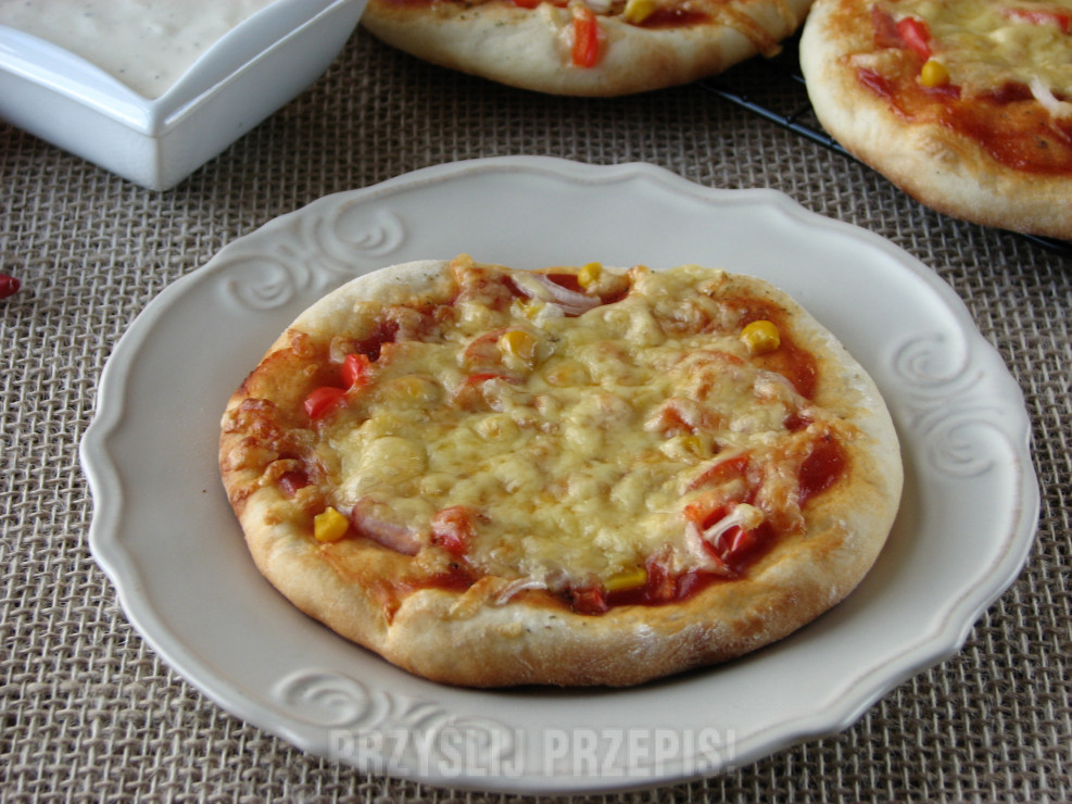 Orkiszowe mini pizze z szynką i warzywami