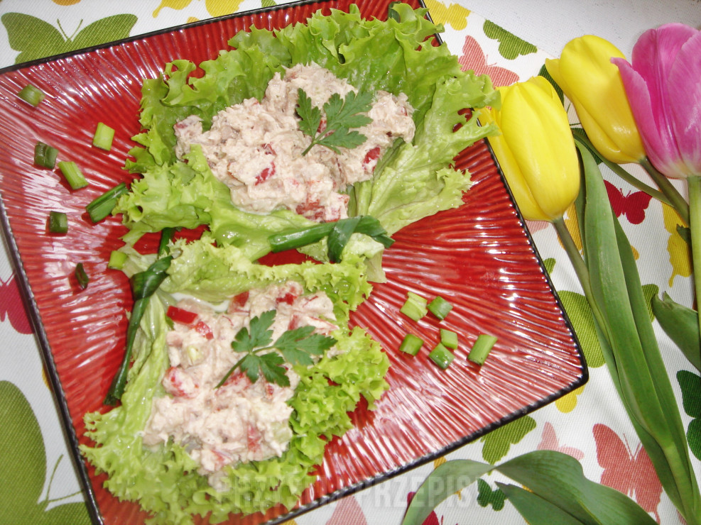 pyszna i lekka pasta z tuńczyka podana w sałacie karbowanej