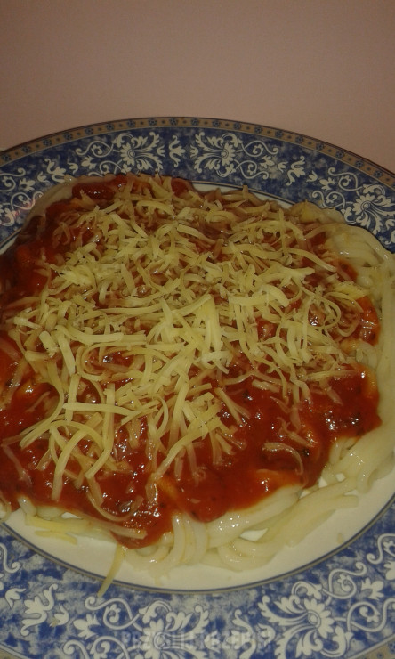 Spaghetti z sosem pomidorowym i serem 