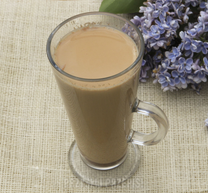 Chai Latte herbata z mlekiem i rozgrzewającymi przyprawami