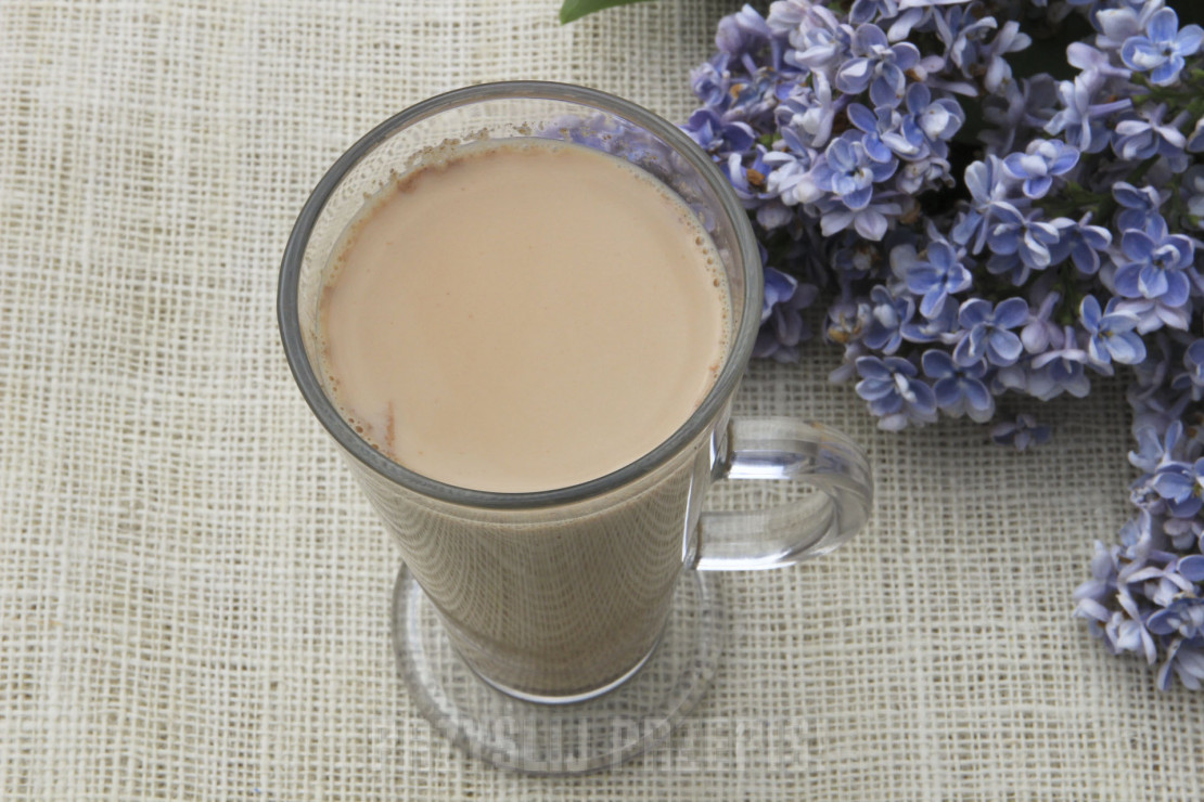 Chai Latte herbata z mlekiem i rozgrzewającymi przyprawami