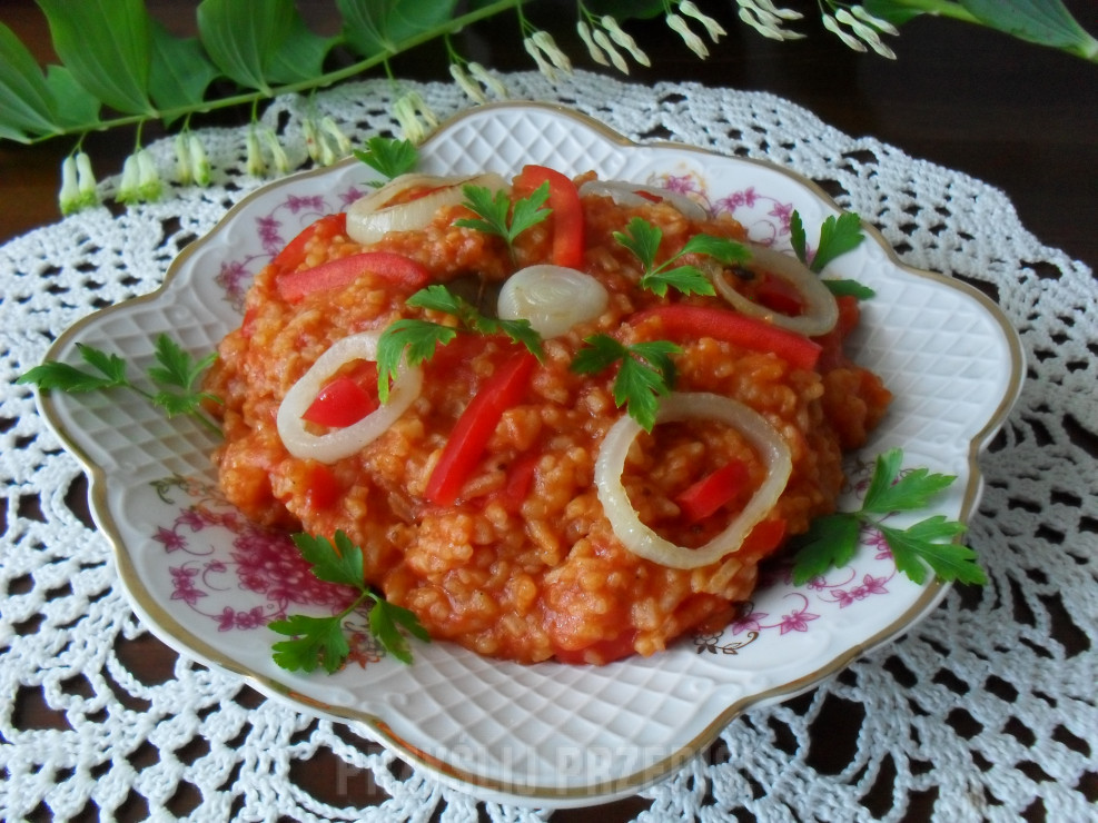 Ryż z sosem pomidorowym po indyjsku.