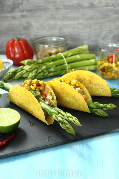 Meksykańskie tacos z zielonymi szparagami i salsą pomidorową