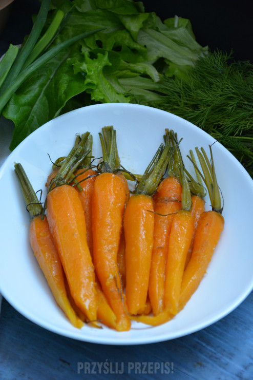 
Karmelizowane młode marchewki