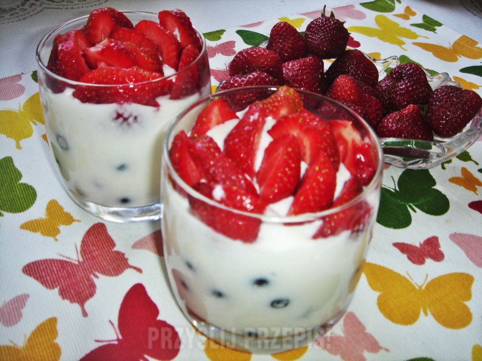 Galaretka jogurtowa z borówkami i truskawkami