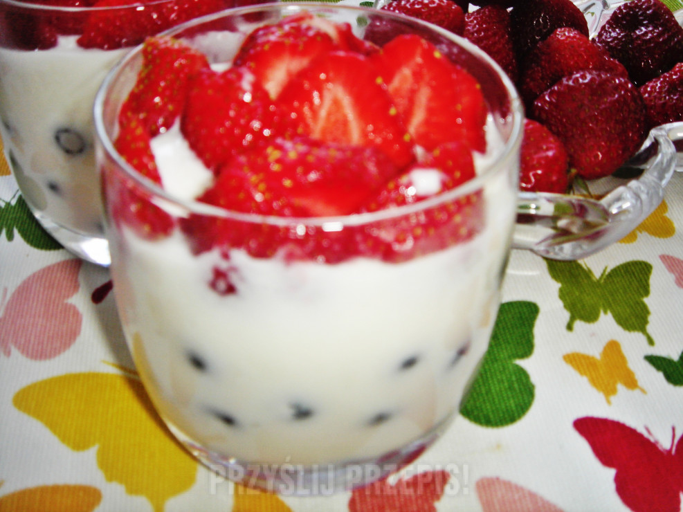 Galaretka jogurtowa z owocami