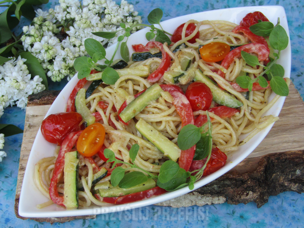 Spaghetti z letnimi warzywami w sosie śmietanowo- serowym