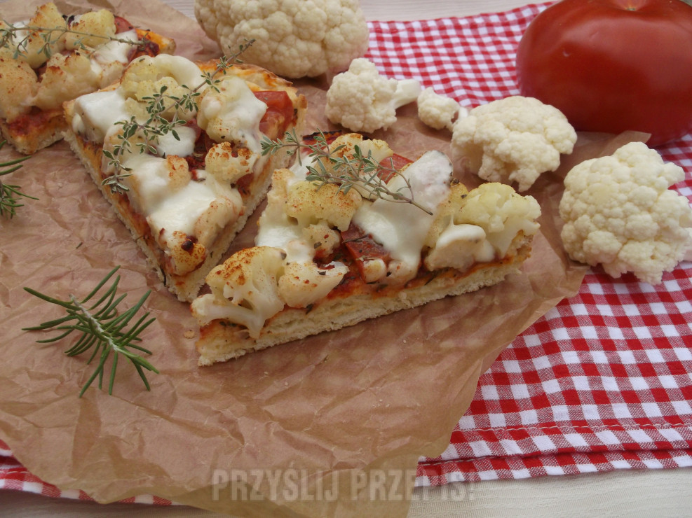 Pizza z kalafiorem, pomidorem i serem mozzarella.